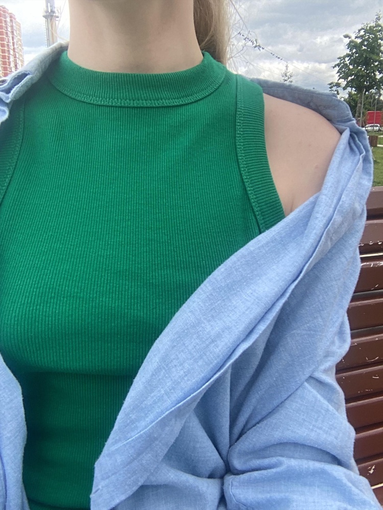 Майка крутая! Но сзади прострочка не качественная(фото) . А так, очень понравилась , а цвет... Я влюбилась))) 