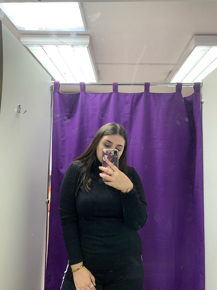 Водолазка топ, хорошо тянется, быстрая доставка, рекомендую, брала размер 52-54 свободна, не где не давит и даже свободна, садится по фигуре) 