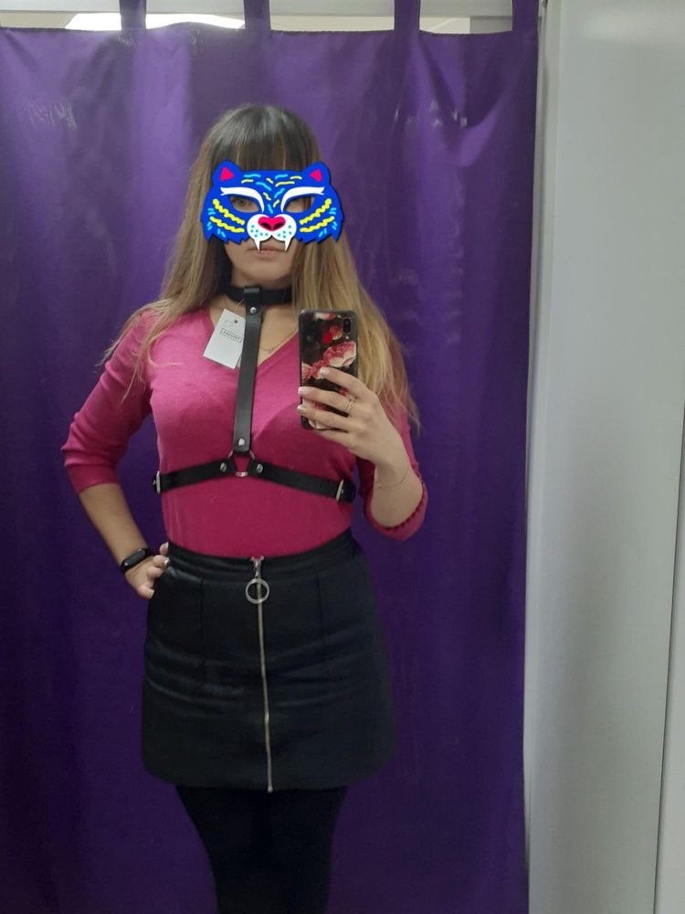 Толстая кожа. Но не давит. Натуральная. За такую цену отлично. Выкупила.