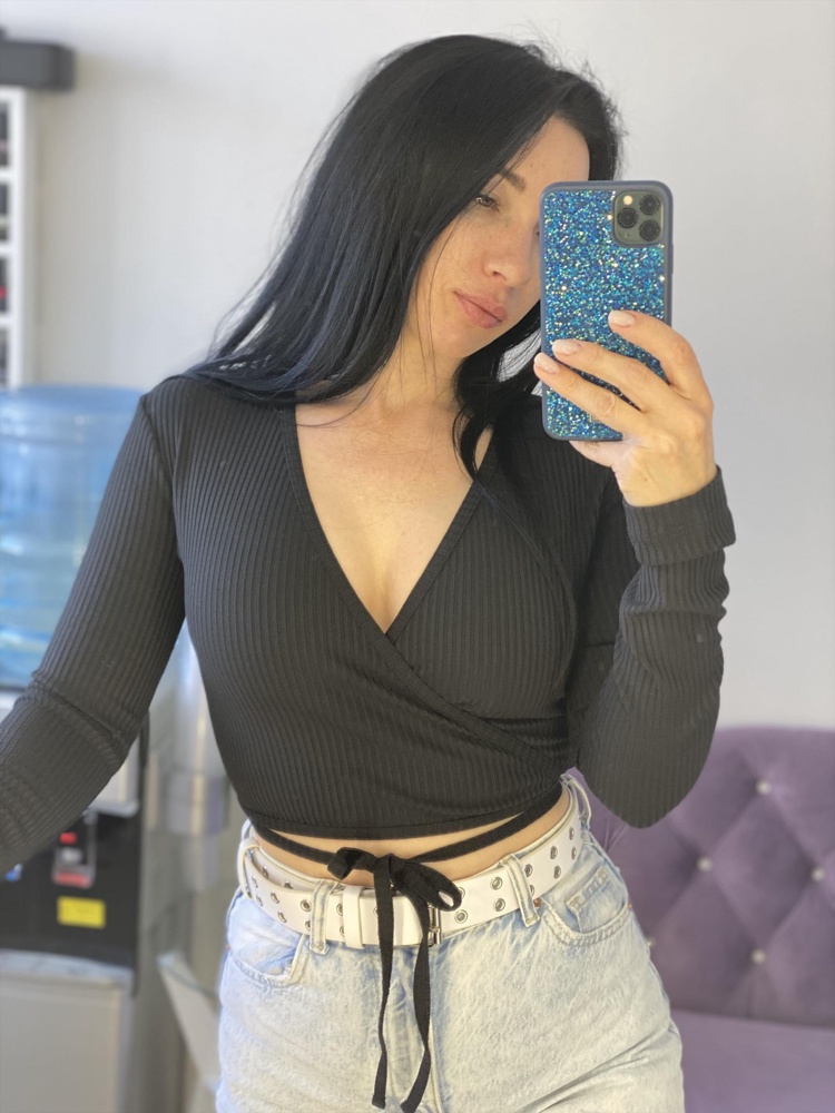 Мне понравилась! К телу приятная,размеру S соответствует.