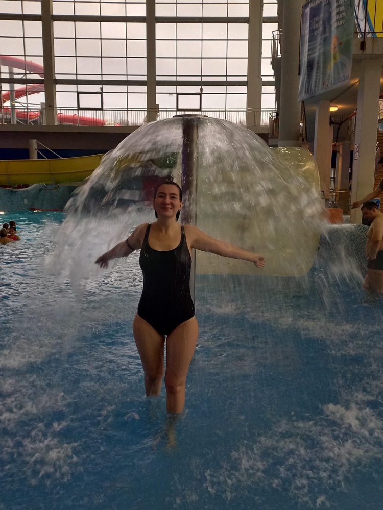 Купальник супер. Он действительно стройнит. Резинка под грудью отлично поддерживает, ничего никуда не вываливается. Купальник прекрасно выдержал проверку аквапарком.