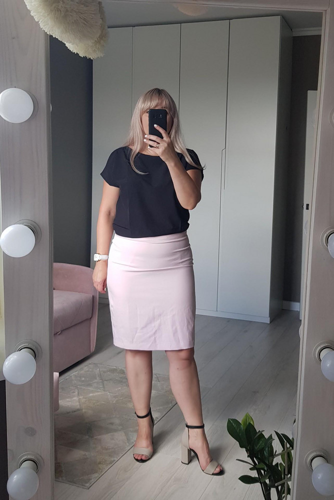 Юбочка понравилась. На подкладке. Пришла очень мятая, надеюсь в носке такая не будет. На бедра 106 и талия 79 взяла 48 размер, очень плотно. Но 50 р.думаю был бы велик.