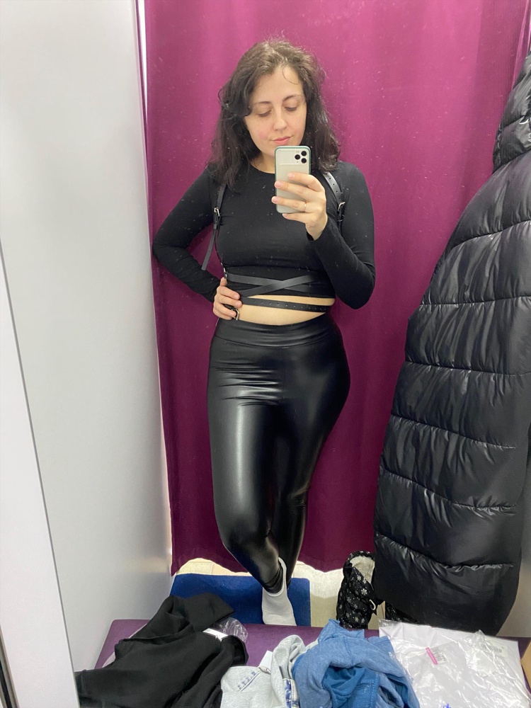 Прикольная. Ещё не носила, но теперь хочется ко всем нарядам ее добавить)