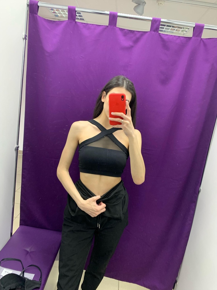 Когда сначала читала комменты, думала «ну, в смысле не спортивный? В смысле, можно не в зал?» как получила-тоже так подумала)  поскольку материал не типичный спортивный  с виду, хоть там и синтетические составляющие. Топ красивый, мне повезло,его до меня ещё не мерили, тк и салфетки были и топ был чистый. На месте перекрёстка у меня были не совсем ровные швы, будто одна лямка больше натянута и слегка задрана вверх, но топ взяла, тк носить буду в зал . Кстати, брала размер S на размер 42, на размер лифа 75С. Шею не душит