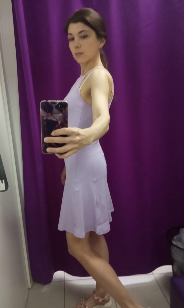 Хорошенькое простое платье. Цвет и фасон, как на фотографии. Плотно прилегает к телу. Взяла не для улицы.