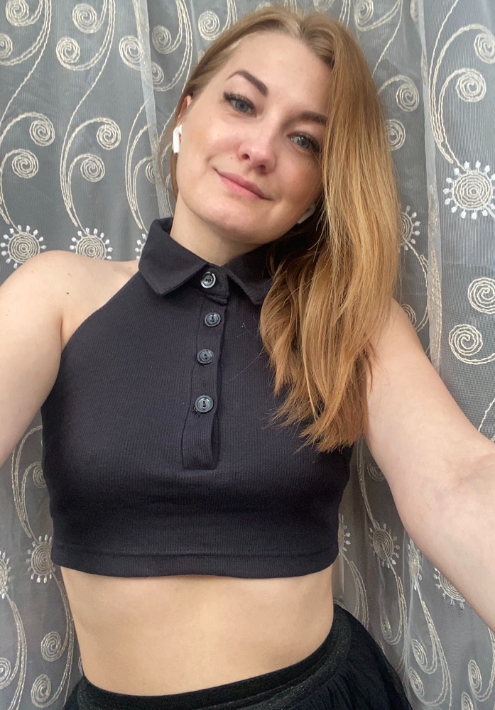 Топ очень интересный.Ношу размер 44-46,М-ка как раз подошла.
Думаю будет классно смотреться и на большой груди.
Можно носить с любым низом☺️
Сидит очень комфортно,а главное такого ни у кого нет☺️☺️☺️