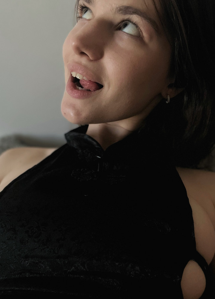 Маломерит до ужаса, но в теории надеть можно ( желательно с чьей-то помощью). У меня размер S и рост 1.68. Итог : нижняя часть "платья" не до колена , а до середины бедра. Пуговки сверху застегиваются отвратительно. Если на раз и девушка миниатюрная - берите, а в других случаях эта покупка будет как неуважением к деньгам
P.S. На пункте выдачи даже не старайтесь примерить. Пока эти верёвочки вплетете, наденете правильно и завяжите пройдёт пол года. Положили чупачупс - мило и приятно но ситуацию корректирует слабовато 