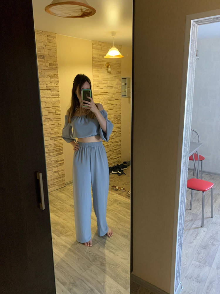 Очень понравился костюм, материал приятный струящийся, не мнётся, не электризуется. Взяла в голубой цвете, не просвечивает, на рост 173 идеально подошёл. Ношу 42-44, взяла 40, сел супер