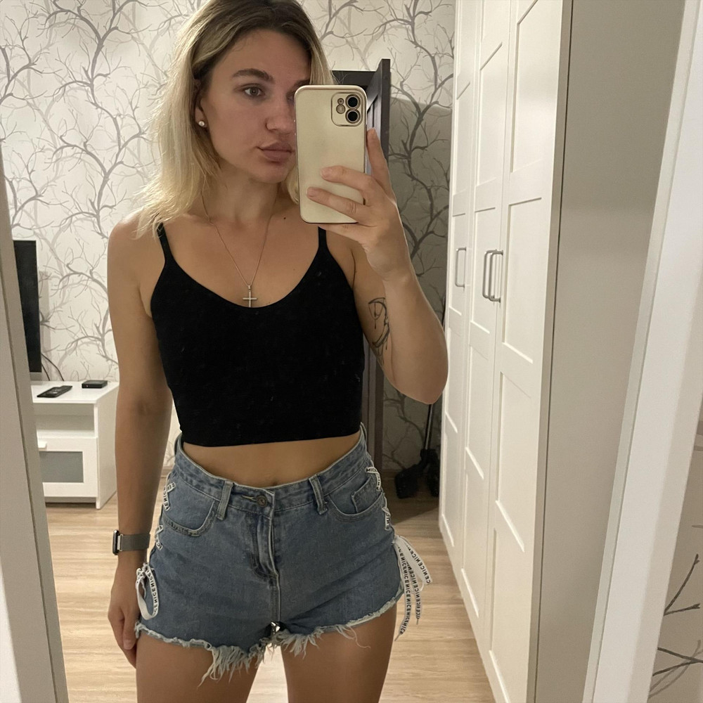 Топ классный, а за свою цену смотрится стильно. Для маленькой груди самое то! 