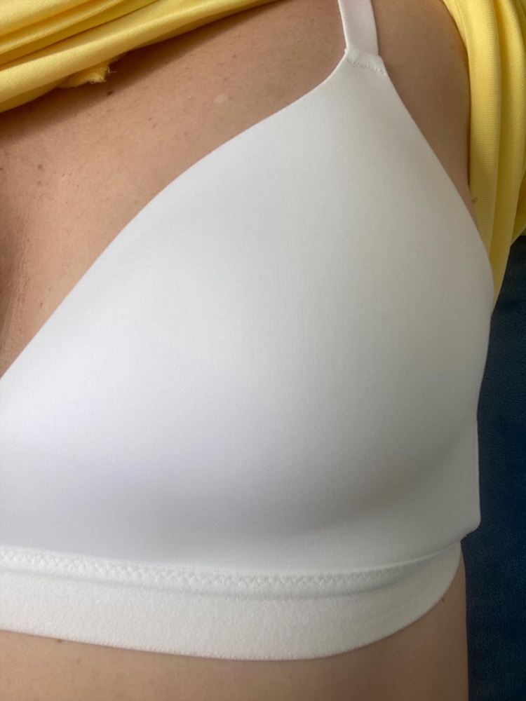 Чудесный мягки и ярко-белый бюстгальтер. Ношу и не замечаю. Очень комфортное белье.