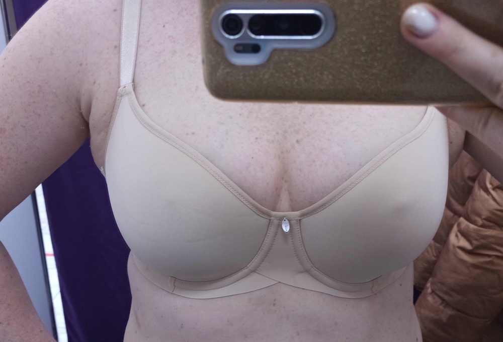 Красивый, качество вроде как хорошее, саму грудь держит хорошо, но под грудью вообще не тянется... ОГ100, ОПГ 90,может мне эта модель не подошла, на неё были большие надежды... Отказ, соски ещё как виднеются через одежду.