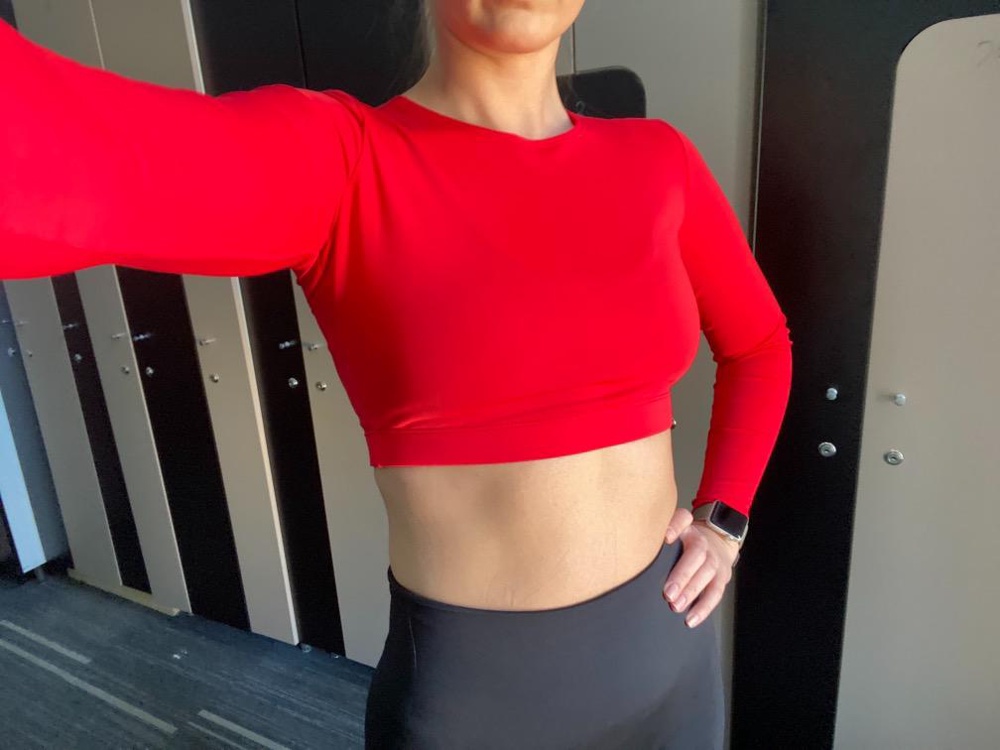 Топ классный, сшит качественно. Очень нравится цвет! Резинка держит, топ не сползает.