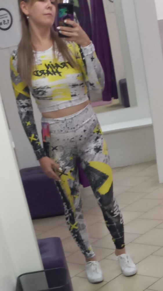 Не могла определиться )Желтый бомбический,но остановилась на розовом.Посадка идеальна!Главное чтобы костюмчик сидел))Девочки такие девочки)