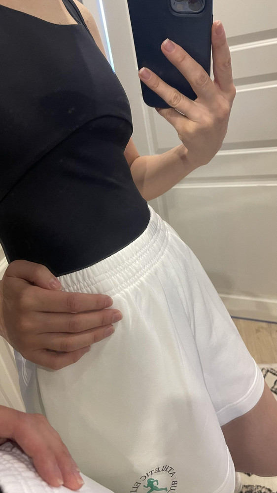 Качество пошива и материала, крой- СУПЕР 🌟🌟🌟🌟🌟 У меня рост 178 см, поэтому шов , который под грудью должен быть, натягивается вверх ☺️⬆️  майку все равно забрала, как говорится, в хозяйстве пригодится, ношу без белья, приятная к телу👍🏼 думаю на рост до 170 будет сидеть великолепно, а у кого туловище вытянутое и длинное - просто не наша Ростова, девочки) но за такие вещи звезды не снимают, не производитель виноват, что у всех разные формы тела, бренды шьют лекала на своё усмотрение, одинаковые для всех, а уж на кого как садится- тут уж как кому повезёт🥰 спасибо за майку