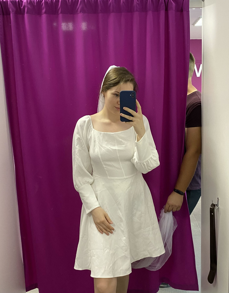 Другие цвета смотрятся хорошо, но в белом варианте как-то не очень. Само платье норм, но 2500 точно не стоит. На модели конечно выглядит круче. 