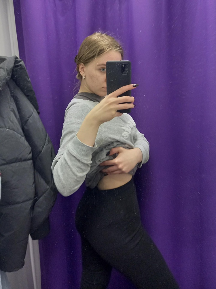 брюки офигенные) плотные , утягивают талию и ножки, так что смотрятся вообще прекрасно! когда заказывала думала, что придут маленькие, но они хорошо тянутся
обхват т -64-65 взяла 42 размер
сейчас клеш очень модный, советую