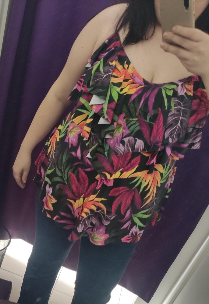 На фото не так заметно, но правда купальник стройнит, закрывает все недостатки. Внимательно нужно смотреть размерный ряд. Я брала на два размера больше. Мне повезло, пришли с трусами. Хорошо для тех, у кого фигура- яблоко