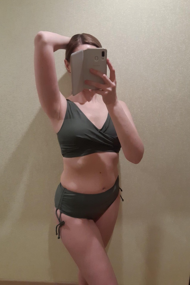 Брала два цвета хаки и зелёный, оставила хаки, смотрится благороднее. Реальный цвет я не смогла передать, но и на фото продавца, как мне кажется, отличается. Купальник удобный, мне понравилось, что вырезы у плавок неглубокие, единственное что смутило это поролоновые чашечки, при плавании они убегают в верх лифа, получается два ряда груди)) придётся их наметать, чтобы держались на месте. На свой 44-46 взяла размер М, сидит хорошо