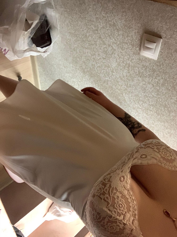 Размер М как на меня шили 😍 Грудь 115 см в объеме плющит, но некритично - спокойно дышать и спать можно) Также есть пеньюар и такая же ночнушка с прозрачным низом, очень довольна таким комплектиком 😊