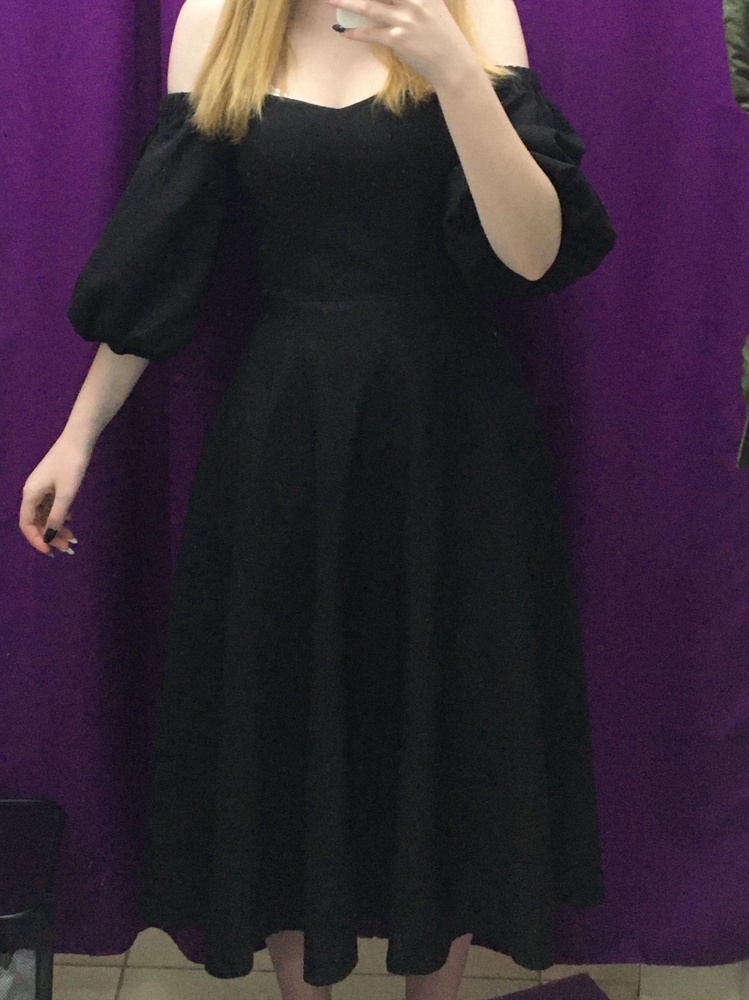 выбрала голубое. у меня кожа слишком светлая, поэтому чёрное не подошло( ощущение что xs больше чем s, потому что xs велико, а s нет.