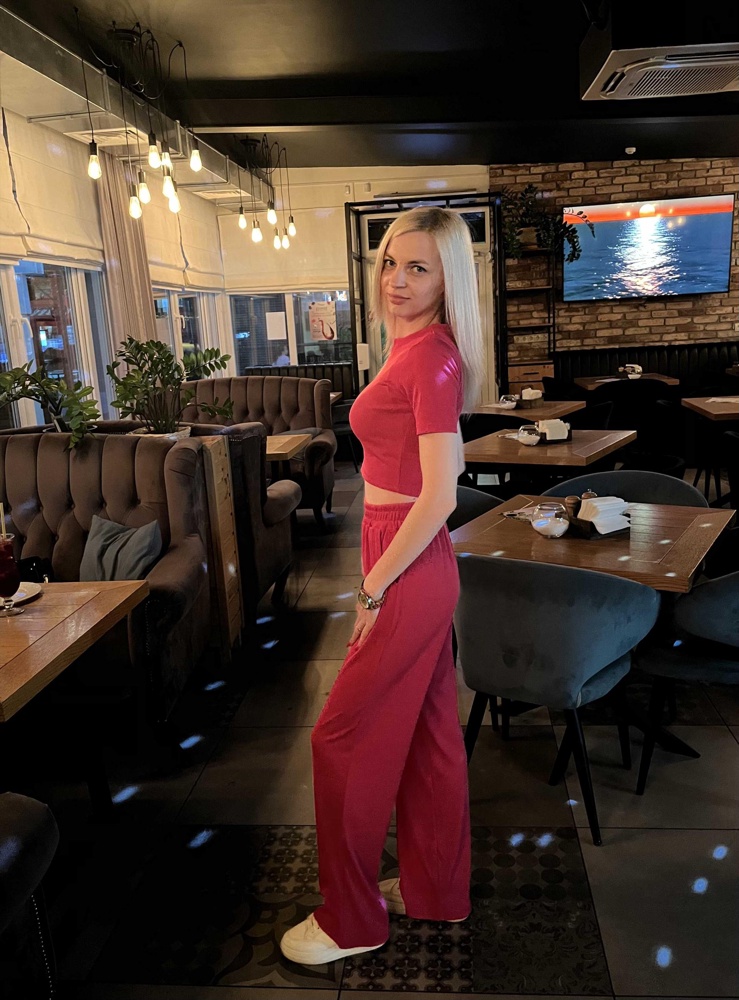 Розовый Понравился ,материал хороший ,легкий. Белый сильно просвечивает ,выделяются карманы ,отказ 