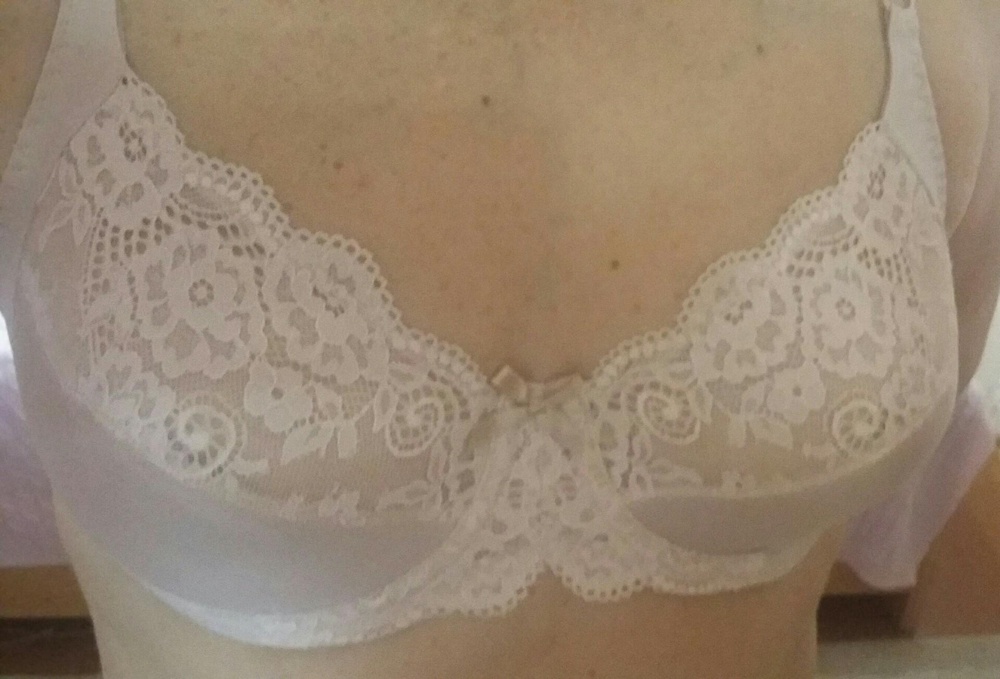 Цвет называется пион. Для жары отлично. У меня под грудью 90 см. Обьем груди 105. Подошел 85 в. 90в был бы в чашке большой. Поэтому кто заказывает учитывайте что чуть большемерит в чашке и обьеме. В целом могу рекомендовать.