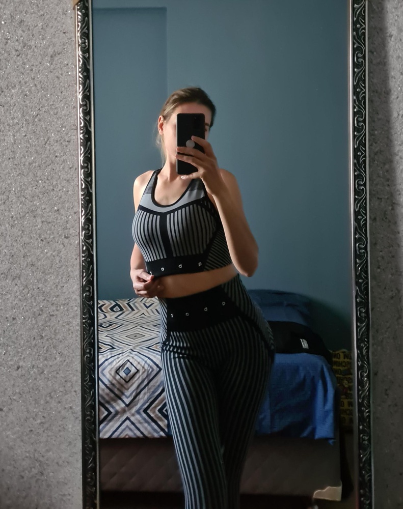 Взяла сразу с топом и вот что получилось)) Мне очень нравится! Костюм визуально подчеркивает фигуру!) Хочу теперь ещё и оранжевый топ, чтобы чередовать) 