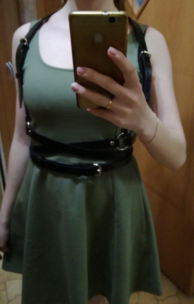 Сказать,что я в восторге,ничего не сказать. Никогда не обращала раньше внимания на данные аксессуары,а тут решила заказать и влюбилась😍 Пояс просто супер дополнение к однотонным вещам. У меня очень много платьев и водолазок,к которым он подойдёт. Дома примерила и на тёплое и на летнее платье,красота. Надо будет потом отрегулировать ремни только под себя. Надевать легко,быстро и просто. Путаться совершенно не в чем. Кожа хорошая,надеюсь за 1700 буду носить долго. Ношу 44 размер,заказала 44-46,мне подошло хорошо по размеру. Очень удобно,что можно регулировать ремни,мне кажется 44-46,даже на 48 может подойти. Я довольна!!😊