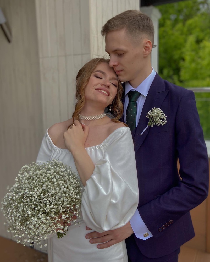 Это бомба! В платье не жарко, ткань плотная.  Брала для регистрации