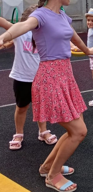 Хорошенькая юбочка, удобная, лёгкая, в ветренную погоду - класс! Тоже на 2й день разошлись шорты по шву, но под юбкой не видно, зашила.