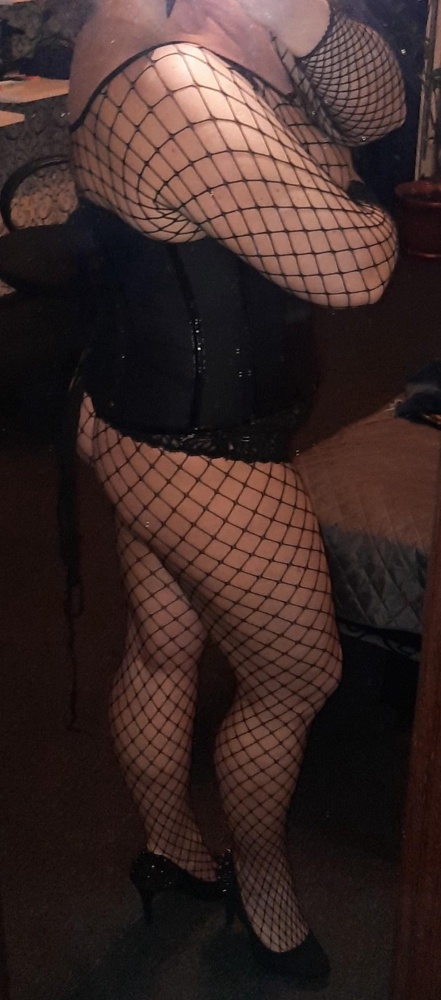 Классный, как и ожидалось. У меня полноценный 52йразмер 165 рост и руки не худые, комбез тянется отлично, и на девочек побольше меня налезет.Боитесь выглядеть как колбаса вязанка- можно под корсет надевать или ещё что-то придумать, и будет секси.