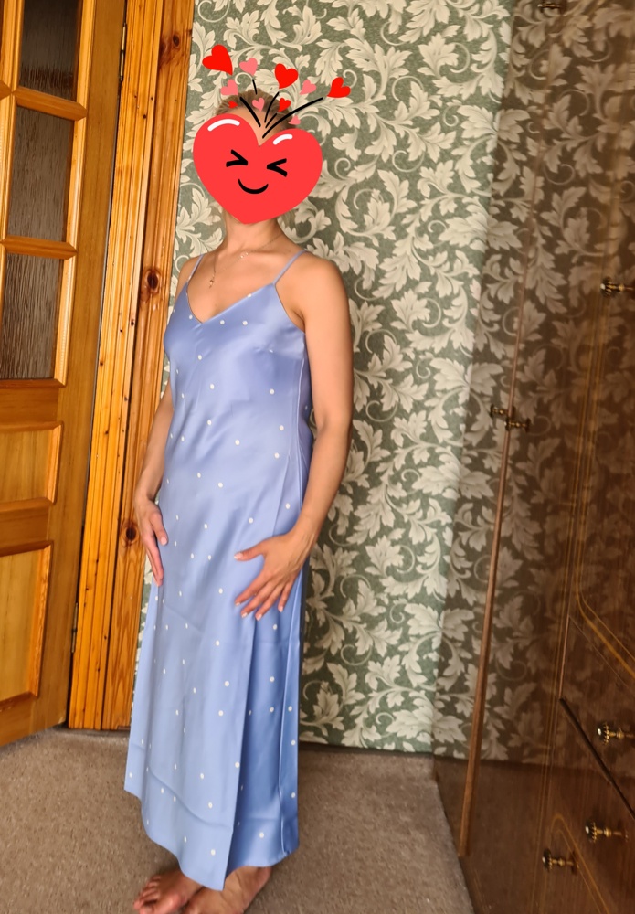 Из всех атласных платьев(было 8) - это лучшее качество. Ткань плотная, не липнет и смотрится достойно. 44-46 мой, заказала 44. На бедрах слегка облегает, не сборит. Подклад на груди. Я советую именно этого бренда брать. Остальные тонкие , липнут, как дешевая пальтовая подкладка. Вживую лучше, чем на фото.