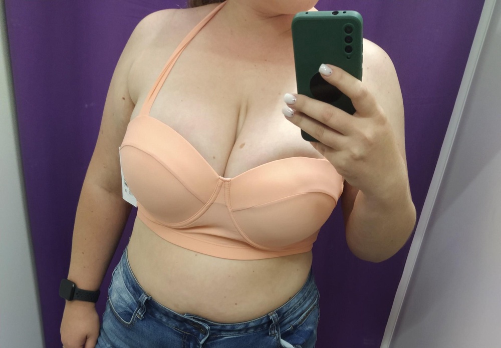 Качество купальника 💥. Верх сидит хорошо, грудь у меня большая, держит прекрасно, трусы хорошие, животик закрывают, их можно и повыше надеть и опустить. Доставка очень быстрая. На 52 размер подошёл 3xl, я бы взяла больше, но размеров не было, уж очень понравился купальник. Давно такой искала и нашла.