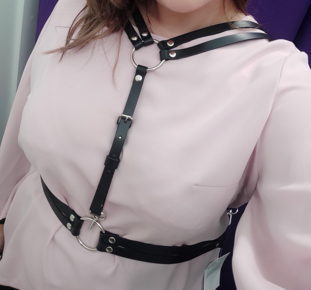 Очень красивая и качественная портупея. Приятно пахнет кожей. Идёт размер в размер больше точно брать не нужно. Мне больше понравилось как она смотрится если ее надеть спереди.  Отказ тк перезакажу меньший размер