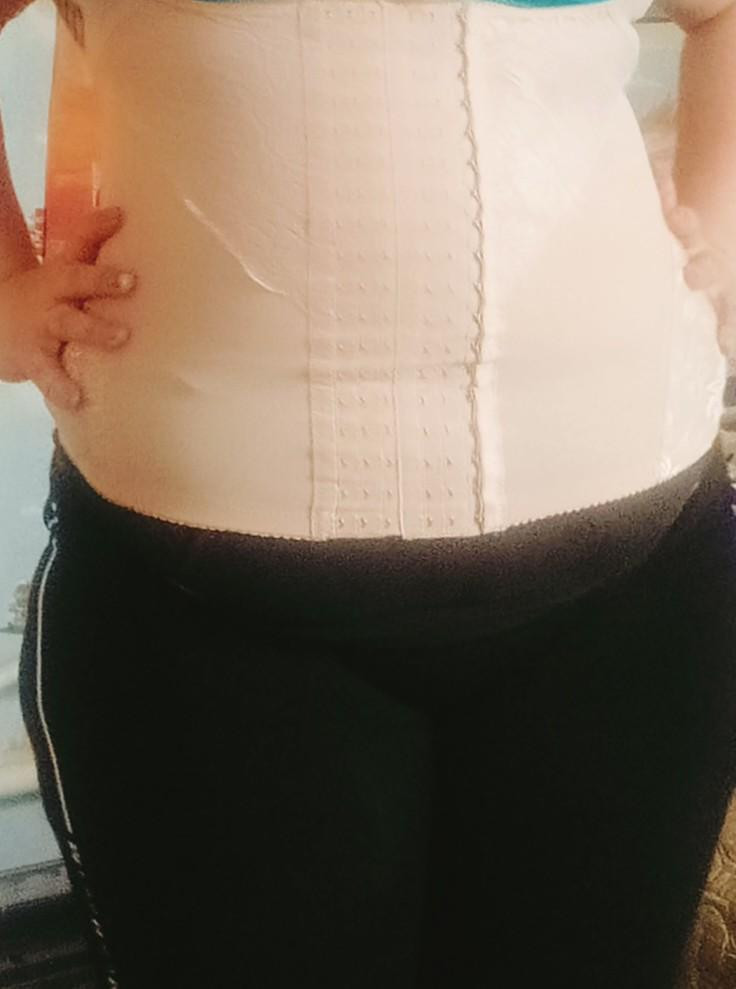 Замечательный корсет, взяла на размер меньше и с учётом моей немаленькой фигуры, со своим назначением он справился. Комфортно...