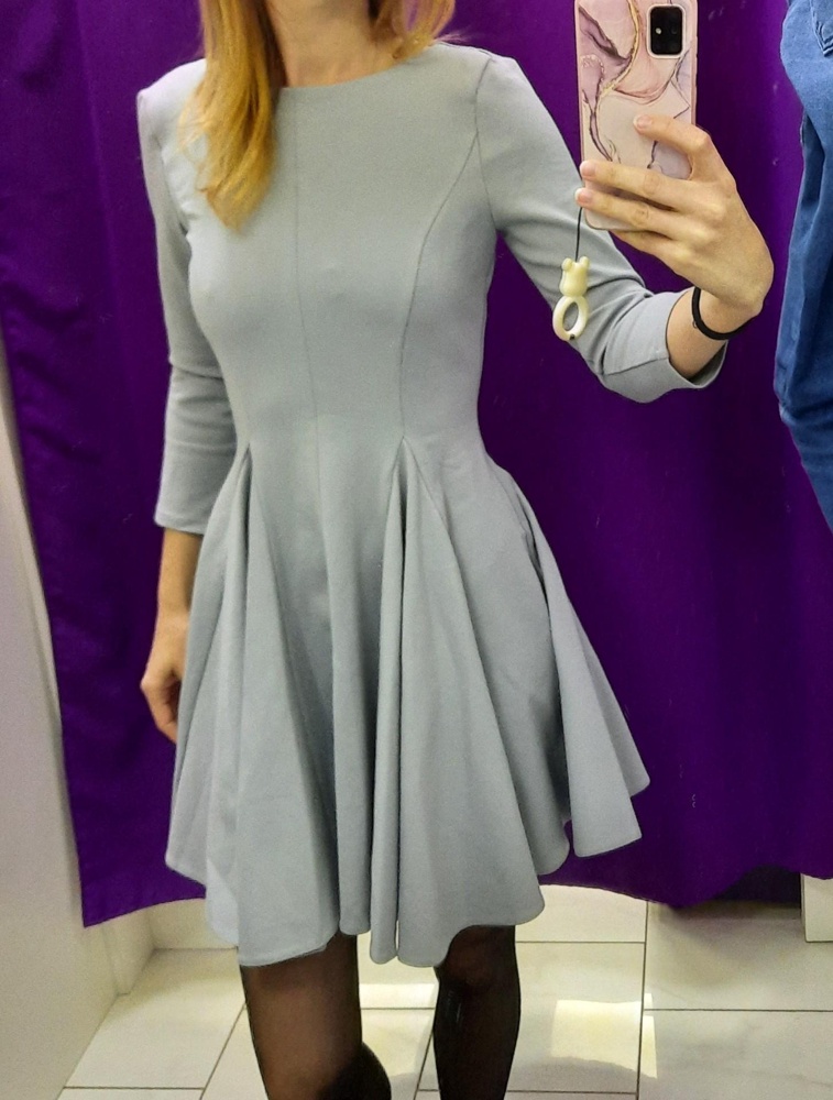 Взяла два платья сравнить цвет, серое пришло плохо упакованным и вытерло по пути всю пыль, но самое интересное,это при одинаковых бирках с размером,розовое платье было сантиметров на пять шире в талии и около десяти см длиннее. На фото все видно. Серое село очень хорошо,но мне не подошел цвет. А розовое однозначно не xs-40 это минимум 42,а может и 44