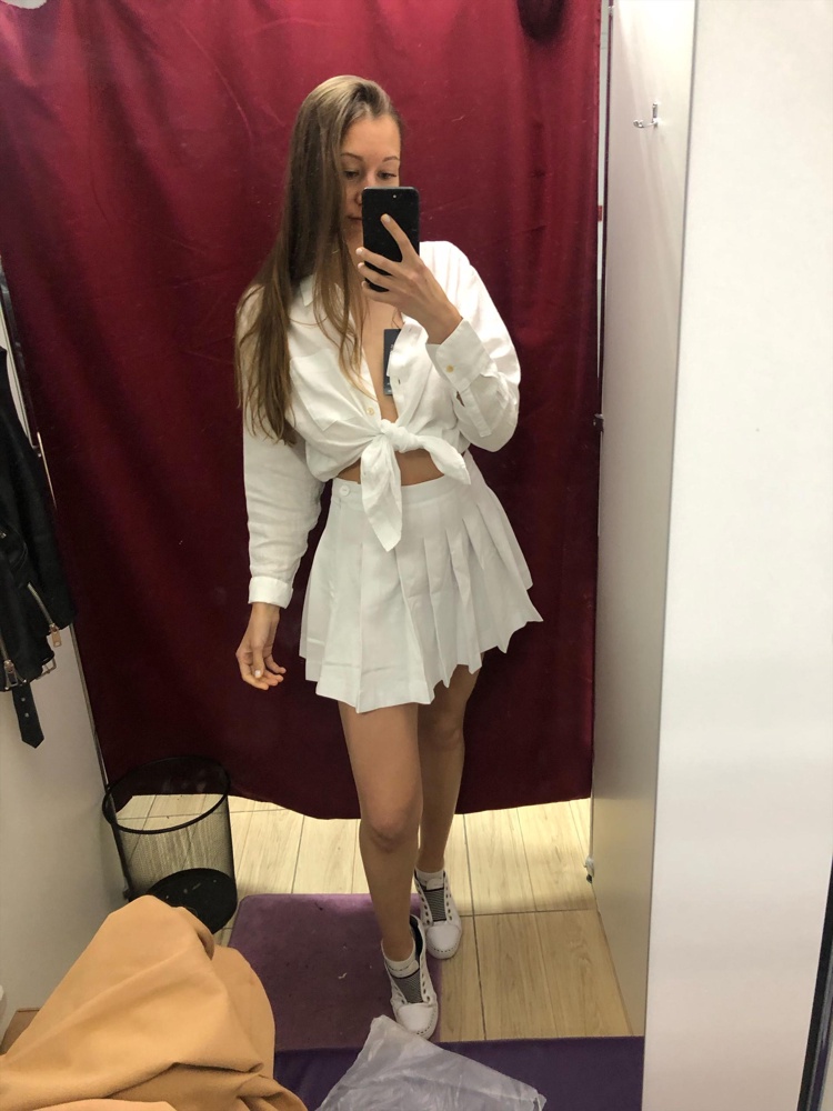 Неплохая юбка, но на мою высокую талию не совсем села , возможно нужно было мерить другой размер, цвет немного серит, но взяла, в целом довольна 