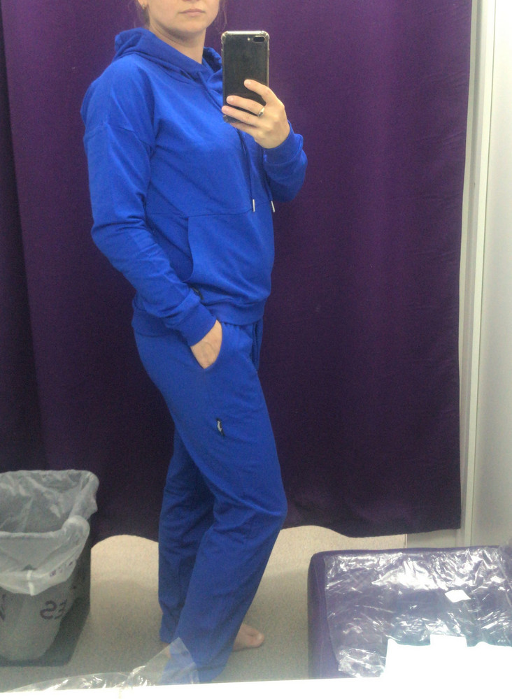 Брала два цвета одного размера. Синий чуть больше все равно. Минус бирюзового, что просвечивают штаны, хотя цвет очень красивый. Выкупила синий. И по содержанию там хлопка меньше, чем  указано.