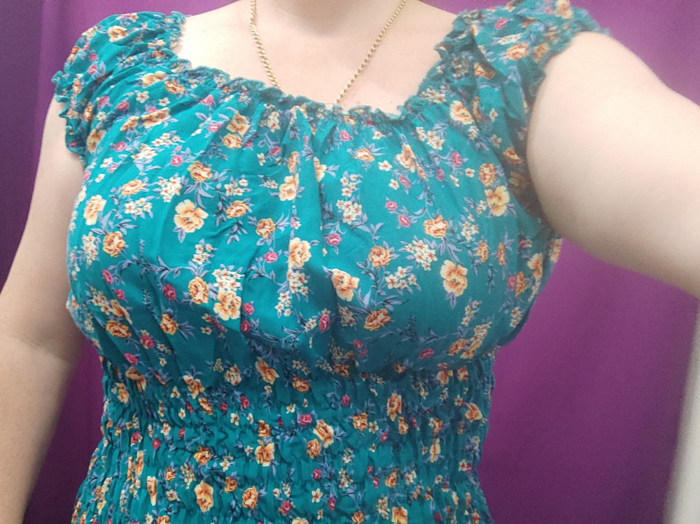 Пошив резинки на талии косые, за этот счёт тянет вверх, платье хорошее само по себе, но брак неисправим, к сожалению.