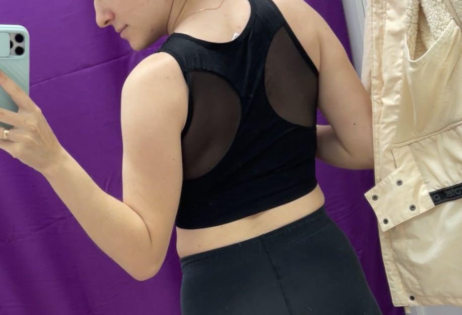 Удобный топ, красивая спинка. Чашечки вытаскиваются. Советую)