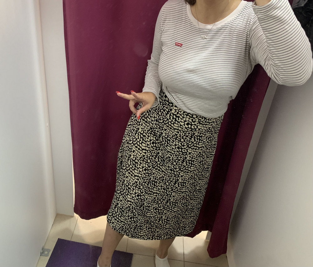 Богоугодная юбка! у меня талия 65, попа 100, размер S суперски подошёл!!! Цвет кайф, ткань кайф. В Петербурге сейчас жара +32, а я забыла взять на примерку крабик для волос, и прикиньте(!!!) магазин в подарок положил резинку, которая меня реально просто спасла от дополнительного потения- очень приятно) Всё было очень удобно запаковано и юбка пришла не мятая, что тоже существенный плюс! короче, ставлю на самом деле 6 звёзд, а не 5- за превосходное отношения к покупателям! 