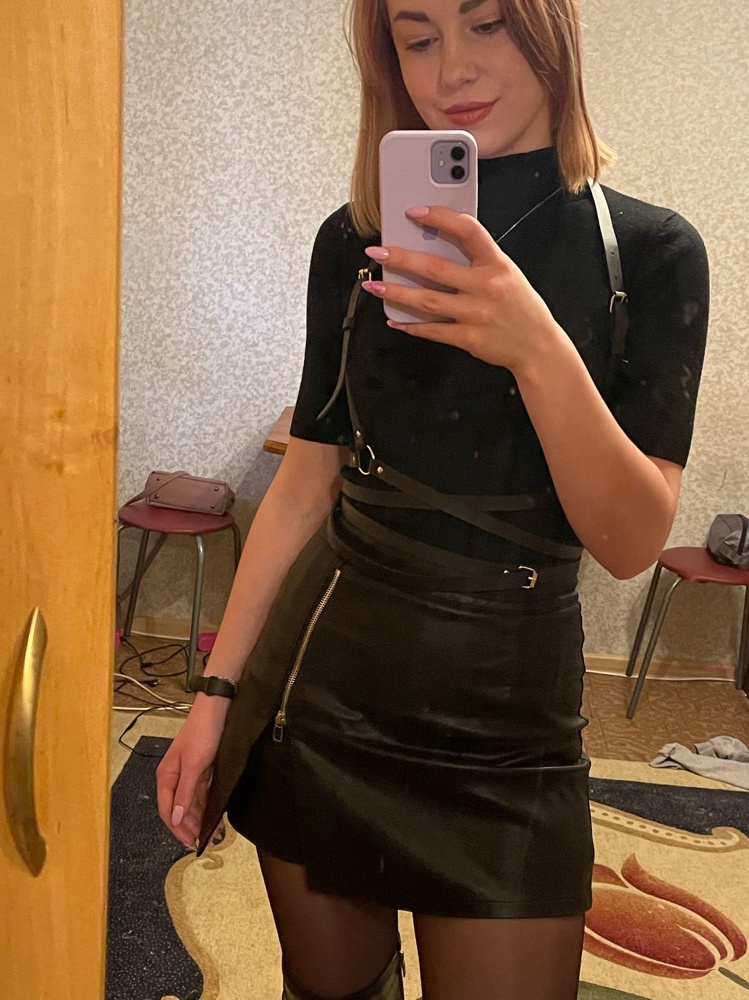 Это невероятно крутая вещь отлично дополняет образ!!! Ее и с брюками и с юбкой, на рубашку и на водолазку, и просто на белье очень красиво❤️