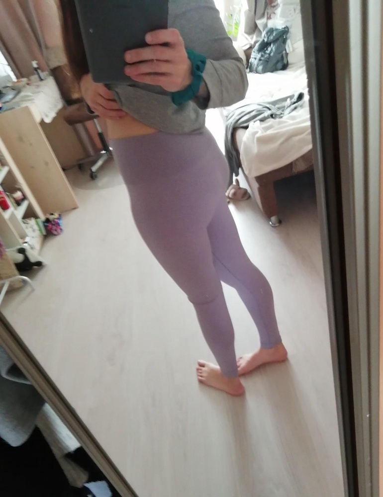 Хорошие лосины для тренировки неплохо тянутся и комфортно в них, сшито хорошо и нитки не где не торчат. Пришлось перезаказать второй раз на размер L вместо М на мои параметры т74 б100 оказались малы, на мой рост метр 75 сели идеально. Очень хорошо смотрятся но надо подбирать белье соответствующее что бы не видно было.