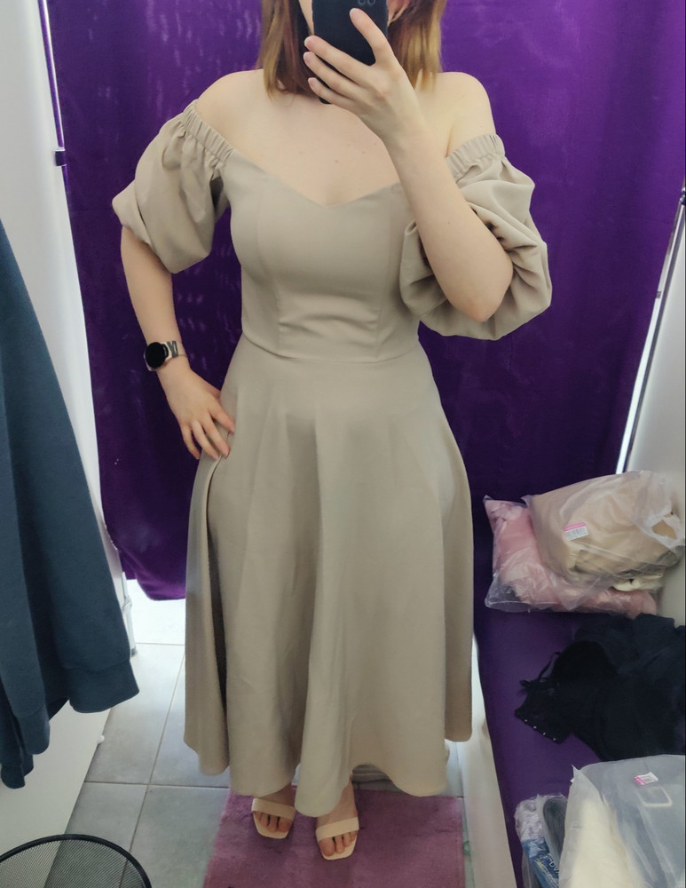 Само платье хорошее, на ощуп приятное. Снимаю звезду за то, что привезли не того цвета. При чем заказывала  два разного размера и оба разного цвета были. Не знаю из-за чего это.
Хоть и заказывала молочный, но мокко тоже очень понравился
Насчет размера точно не скажу, потому что проблемы всегда с этим. 
Рост 155
Бедра 106
Талия 72

