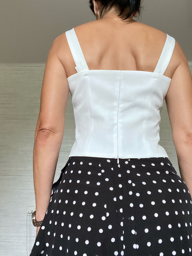 Меня всё устраивает, хороший топ,заказывала 44 размер, теперь хочу в чёрном цвете