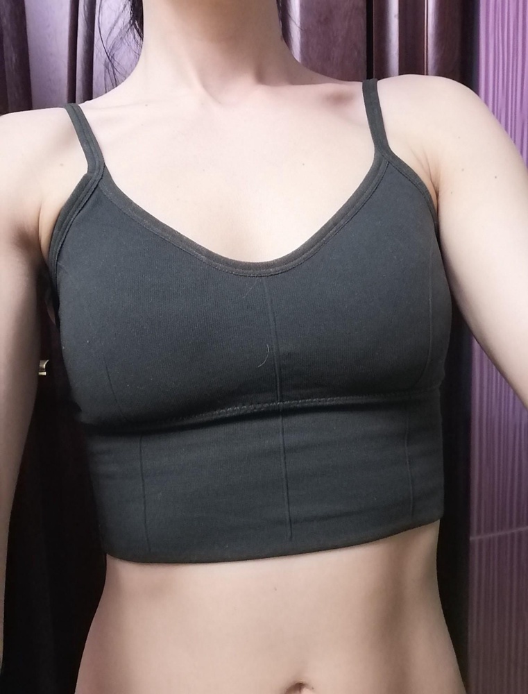 Классный топ!)) ношу размер XS - сел хорошо, лямки регулируются. Цвет очень темно зелёный, прям почти чёрный))