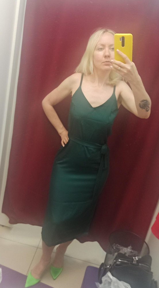 Шёлковое, нежное, сексуальное, комфортное! Это всё об этом платье. Носить лишь с бесшовные тонким бельём) на 88*68*94 размер 42 комфортно)