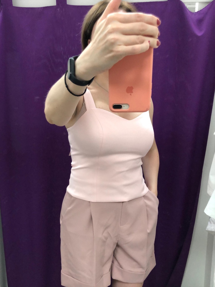 Мне топик понравился. Сшит аккуратно, сидит как влитой. Заказала второй в черном цвете.  