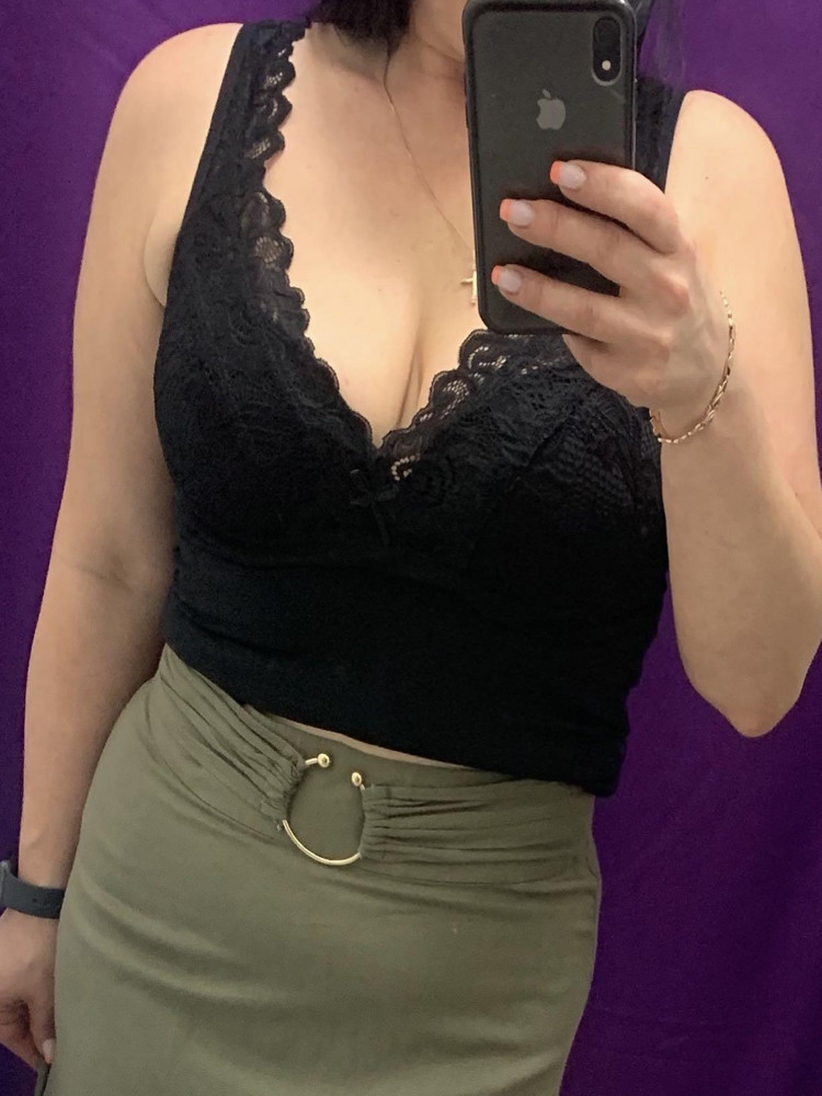 Маечка супер ! Давно искала подобное . Не хотелось снимать после примерки . Очень мягкая и приятная телу . Единственное , что уберу бантик между грудью , чтоб не было похоже на белье ) 