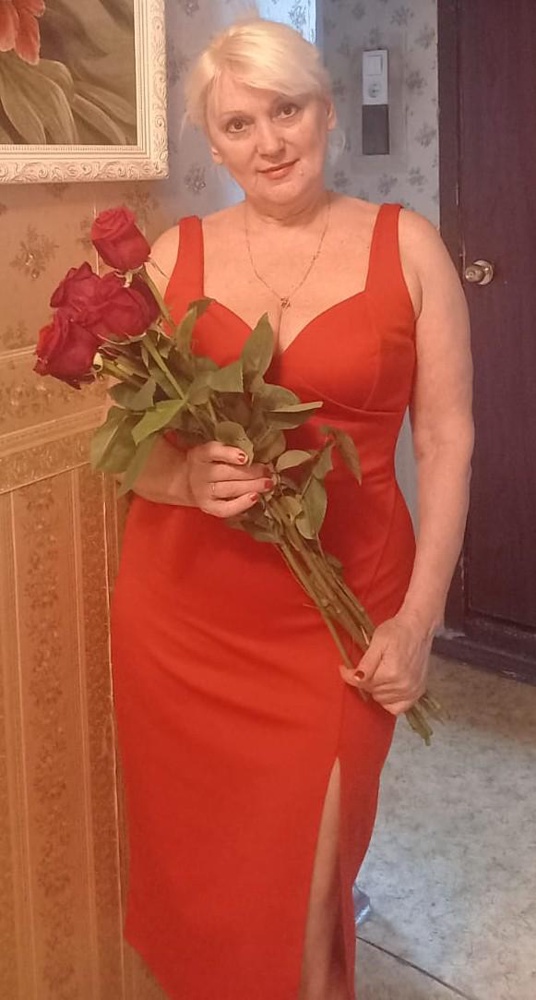 Взяла два красное и чёрное. Платье шикарное. Спасибо.